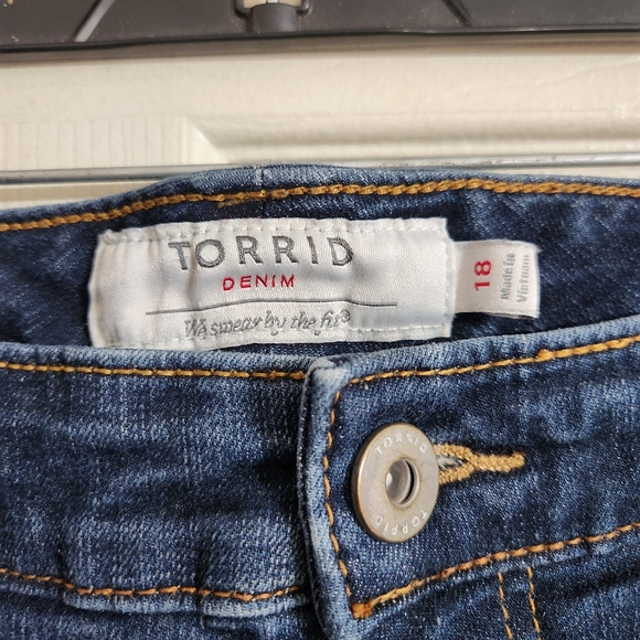 Torrid Denim Shorts Size 18 Jean - Picture 3 of 3